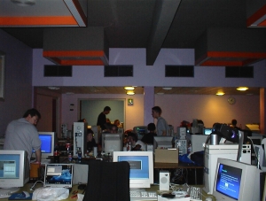 Billedet viser en række computere på nogle borde fra npfs første arrangement tilbage i tiden